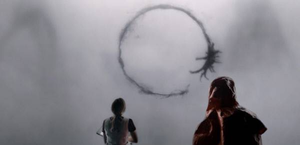 시공을 전혀 다른 방식으로 해석하는 두 존재가 만난다면… 영화 에서 외계생명체 헵타포드가 긴 촉수를 뻗어 공중에 자신들의 언어 헵타포드어를 쓰고 있는 장면. 이는 인간과 헵타포드가 다른 방식으로 우주를 이해하고 있음을 보여준다. 인간은 시간의 한순간만 볼 수 있지만 헵타포드는 과거와 미래를 한꺼번에 본다. 영화 속 주인공은 헵타포드어를 배워 사건을 순차적으로가 아니라 과거, 현재, 미래를 뒤섞어 경험함으로써 외계생명체의 언어와 사고체계를 이해할 수 있게 된다. 물리학에서도 세상을 보는 두 가지 관점이 있는데, 아주 짧은 시간에 일어나는 속도의 변화를 기술하는 뉴턴의 운동법칙과 ‘어떤 물리량’을 최소로 만드는 경로에 따라 움직이는 해밀턴의 운동법칙이다. 경향신문 자료사진