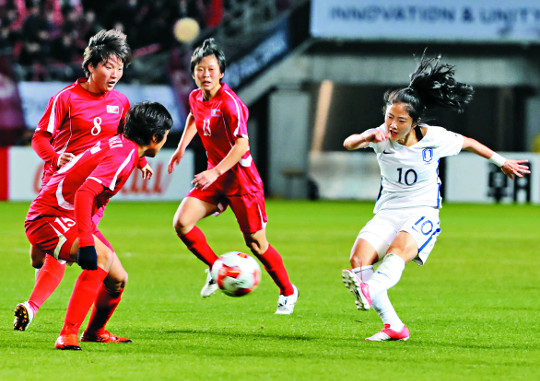 한국 여자 대표팀의 미드필더 이민아(오른쪽)가 지난 11일 일본 지바 소가 스포츠 파크에서 열린 북한과의 2차전에서 강력한 슈팅을 날리고 있다. 이민아는 13일 일본 여자실업축구 명문구단인 고베 아이낙으로의 이적을 확정지었다. 뉴시스