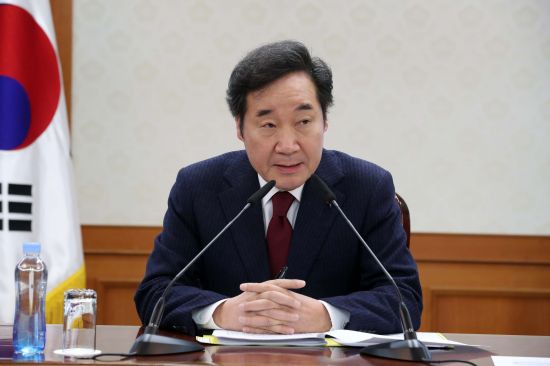 이낙연 국무총리가 14일 종로구 정부서울청사에서 굳은 표정으로 “가상화폐 대응방안 문건 유출자를 색출하겠다”고 말하고 있다. 뉴시스
