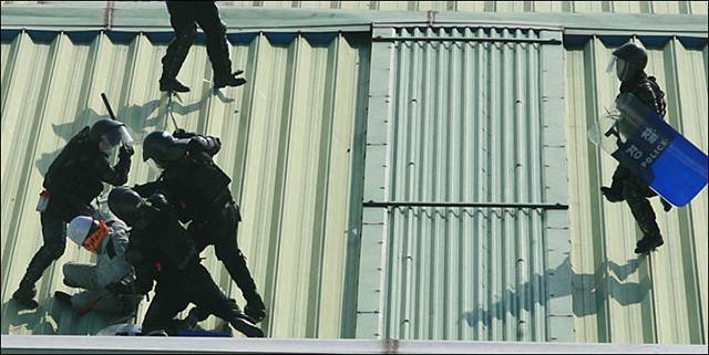 ▲ 쌍용자동차 노조의 옥쇄파업을 진압하는 경찰. ⓒ이명익