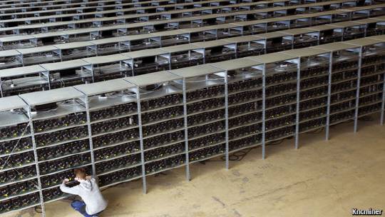 스웨덴의 한 비트코인 채굴장 모습. 4만5,000대 컴퓨터가 헬리콥터 12대가 들어갈 정도의 큰 공간에서 비트코인을 채굴하고 있다./사진=이코노미스트 캡쳐