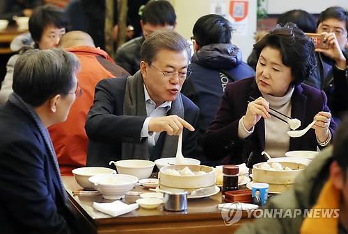 중국 서민 조식 전문점서 식사하는 문 대통령 내외 (베이징=연합뉴스) 문재인 대통령과 부인 김정숙 여사가 14일 오전 중국 베이징 조어대 인근 조어대 인근 아침 식사 전문점 용허셴장(永和鮮漿)서 식사하고 있다.왼쪽은 노영민 주중 한국대사. 2017.12.14 [청와대사진기자단=연합뉴스] photo@yna.co.kr