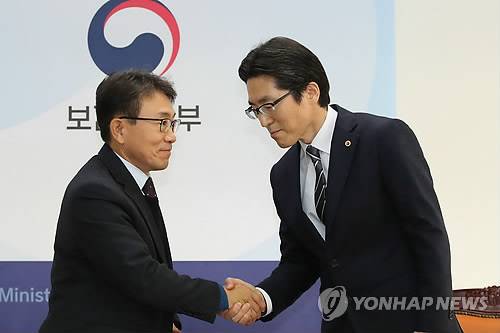 의사 총궐기 이후 다시 만난 의료계-정부 (서울=연합뉴스) 임헌정 기자 = 권덕철 복지부 차관이 14일 오전 서울 서대문구 국민연금공단 서울북부지역본부에서 ‘문재인케어’ 관련 협의를 위해 방문한 이필수 대한의사협회 비상대책위원장과 만나 악수하고 있다. 2017.12.14      kane@yna.co.kr