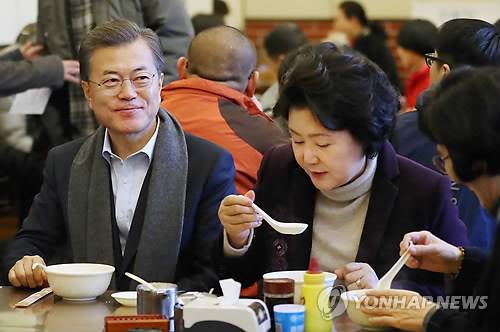 중국 서민 일상체험 나선 문 대통령 내외 (베이징=연합뉴스) 배재만 기자 = 문재인 대통령과 부인 김정숙 여사가 14일 오전 중국 베이징 조어대 인근 한 현지 식당에서 중국인들이 즐겨 먹는 아침 메뉴인 만두(샤오롱바오), 만둣국(훈둔), 꽈배기(요우티아오), 두유(도우지앙)을 주문해 식사를 하고 있다.      유탸오는 밀가루를 막대 모양으로 빚어 기름에 튀긴 꽈배기 모양의 빵으로 겉은 바삭하고 속은 말랑한 식감이 특징이다. 중국식 두유인 더우장에 적셔서 먹는 중국 일반 시민의 대표적인 아침 식사다.     scoop@yna.co.kr