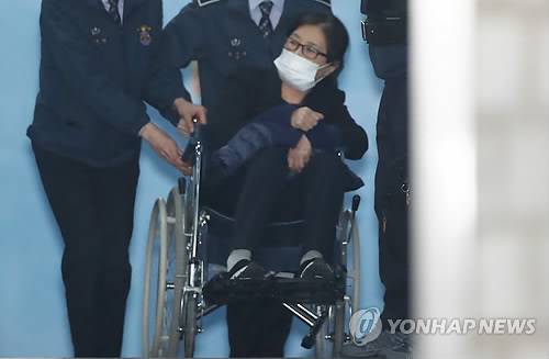 휠체어 타고 법원 나서는 최순실 (서울=연합뉴스) 김인철 기자 = 헌정 초유의 대통령 탄핵을 몰고 온 국정농단 사건의 핵심 인물인 '비선실세' 최순실씨가 1심 결심공판을 마치고 14일 오후 서울 서초구 서울중앙지법을 나서고 있다. 검찰은 이날 최순실씨에게 징역 25년과 벌금 1천185억원, 추징금 77억9천735만원을 구형했다. 2017.12.14      yatoya@yna.co.kr