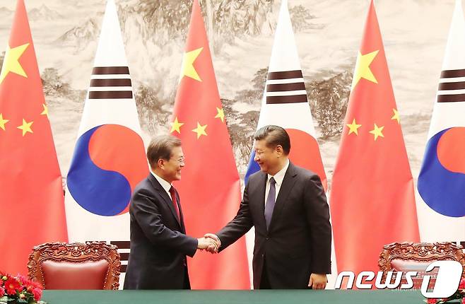 문재인 대통령과 시진핑 중국 국가주석이 14일 오후 베이징 인민대회당 동대청에서 한ㆍ중 확대 정상회담에 앞서 악수를 나누고 있다. (청와대 페이스북) 2017.12.15/뉴스1 © News1 이광호 기자