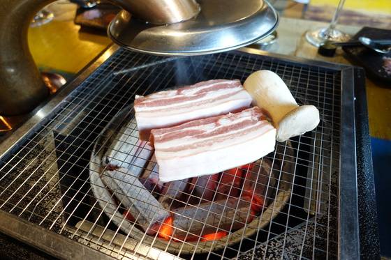 오겹살은 스테이크 자르듯 2.5㎝로 두툼하게 잘라 굽는다.