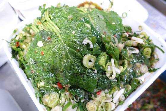 다진 대파를 걷어내자 속에서 깻잎지가 모습을 드러낸다. 깻잎은 맛이 잘 들었지만 색은 생 채소일 때와 별 차이가 없다. 다진 대파를 두툼하게 덮어둔 덕분이다.