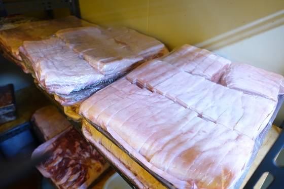 상에 나가기 전 저장고에서 마무리 숙성 중인 흑돼지 오겹살.