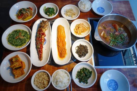 교대점의 점심 메뉴 육통령정식. 10가지 반찬에 숙성김치찌개나 토장찌개를 선택할 수 있다. 2인 이상 주문할 수 있는데 평일 1인 9000원, 주말 1만 1000원. 찌개 대신 돼지갈비로 하면 평일 1만2000원, 주말 1만5000원이다.