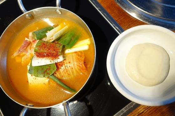 점심에 숙성김치찌개를 먹으면 24시간 이상 숙성한 반죽으로 수제비를 떠 넣어준다.