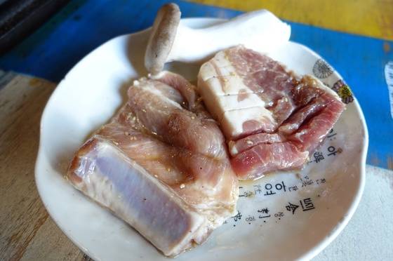 돼지갈비는 백돼지를 쓴다. 양념이 너무 진하지도 않고 오래 재워두지도 않아 고기와 양념 맛이 다투지 않고 서로 제 몫을 한다.