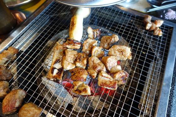 잘 구워 잘라놓은 ‘육통령’ 돼지갈비.