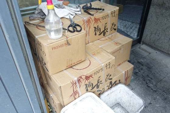 100% 대나무 비장탄은 중국에서 만든 것을 수입해서 쓴다.