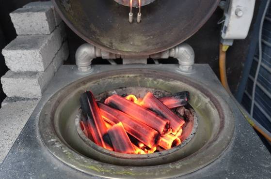 숯불을 피우는 착화기. 닫으면 뚜껑 쪽에서 가스 불이 나와 숯을 달궈 불이 붙는다.