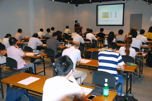일본의 가상화폐 열기 [교도=연합뉴스 자료사진] 7월 중순 도쿄도내에서 열린 가상화폐 투자 설명회에 참석한 개인투자가들의 수업 열기가 뜨겁다.