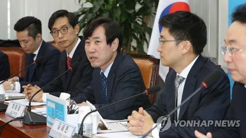 가상화폐 정책간담회 (서울=연합뉴스) 안정원 기자 = 바른정당 하태경 최고위원이 15일 오전 국회에서 열린 비트코인 논란 가상화폐 해법은 무엇인가 정책간담회에 참석, '가상화폐안전 책임강화법'을 발의하겠다고 밝히고 있다.     jeong@yna.co.kr