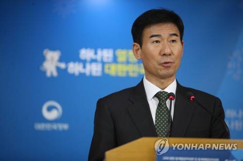 '가상통화 보도자료' 사전유출 브리핑 (서울=연합뉴스) 김승두 기자 = 민용식 국무조정실 공직복무관리관이 15일 오후 서울 세종로 정부서울청사 브리핑룸에서 '가상통화 대책회의 보도자료' 사전유출 조사결과 브리핑을 하고 있다.     kimsdoo@yna.co.kr