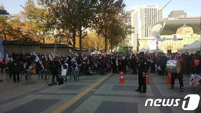 16일 오후 서울 중구 대한문 앞에서 태극기혁명국민운동본부가 집회를 열고 있다. 2017.12.16/뉴스1 © News1 박주평 기자