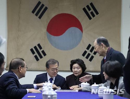 【충칭(중국)=뉴시스】전진환 기자 = 중국을 국빈 방문중인 문재인 대통령이 16일 오전(현지시각) 중국 충칭시 대한민국 임시정부 청사를 찾아 김자동 대한민국 임시정부 기념사업회장 등 독립유공자 후손들과 간담회를  하고 있다. 2017.12.16 amin2@newsis.com