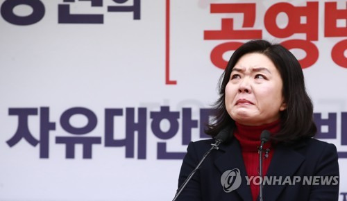 울먹이는 류여해 최고위원 (서울=연합뉴스) 홍해인 기자 = 자유한국당 류여해 최고위원이 17일 오후 서울 여의도 당사에서 이날 발표된 당무감사 결과에 따른 당협위원장(서울 서초구갑) 자격 박탈에 대한 입장을 밝히며 울먹이고 있다. 2017.12.17       hihong@yna.co.kr