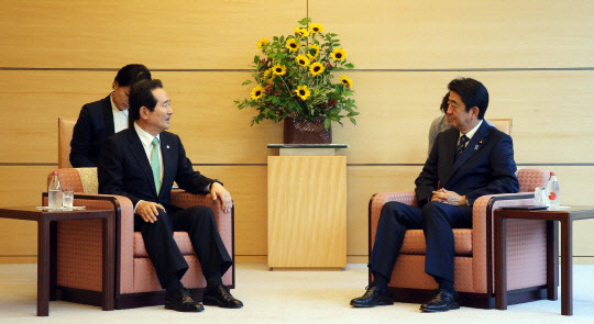 지난 6월 정세균 국회의장(왼쪽)이 일본 총리 관저에서 아베 신조 일본 총리와 만나 면담하고 있다. 국회대변인실 제공.