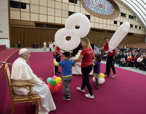 "교황님 81세 생일 축하해요" (바티칸 AFP=연합뉴스)