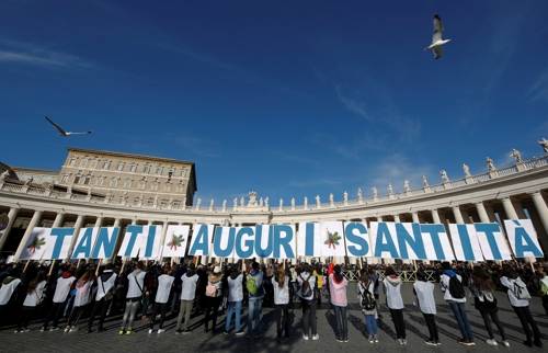 교황 생일 축하하는 신도들 (바티칸 로이터=연합뉴스)