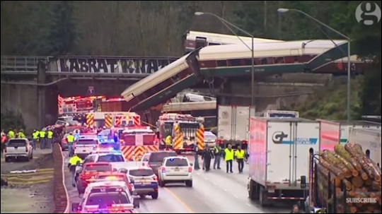 18일(현지시간) 미국 워싱턴주 시애틀에서 암트랙 열차 탈선 사고가 발생해 현지 소방당국이 구조에 나섰다. ⓒ가디언 방송보도 캡처