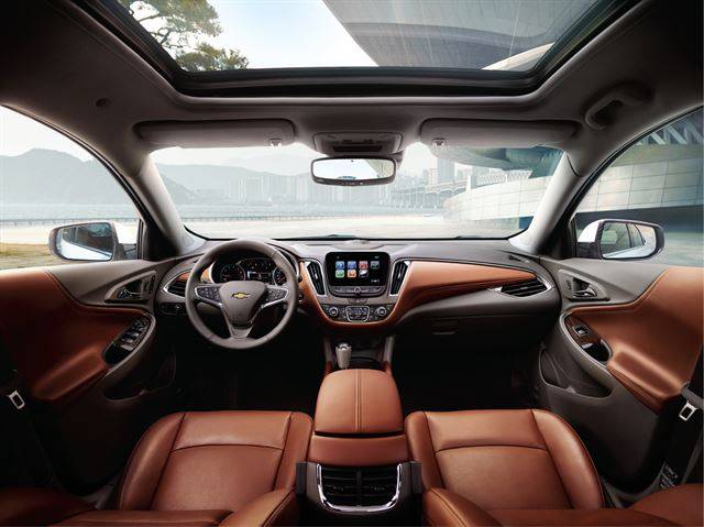 한국지엠 세단 '올 뉴 말리부'에서 전방 시야감을 극대화하기 위해 크래쉬패드의 높이를 최대한 낮췄다. 한국지엠 제공.