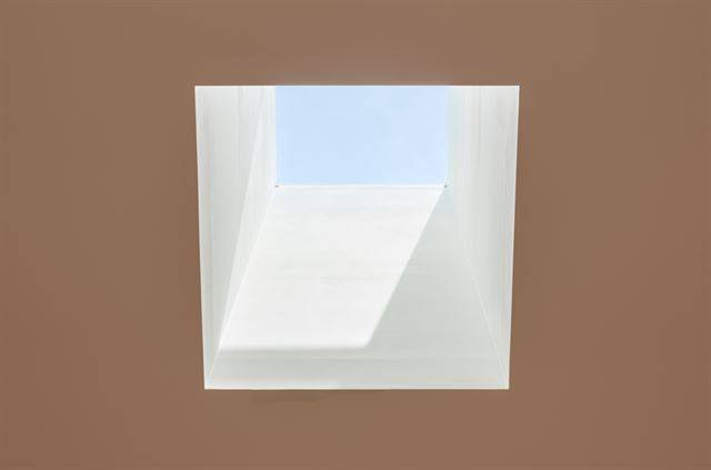 집 중앙에 만든 빛 굴뚝. 비스듬한 천창을 통해 비껴 들어온 햇볕이 흰 벽에 반사되며 집 안에 온화한 빛을 뿌린다. 신경섭 건축사진작가 제공