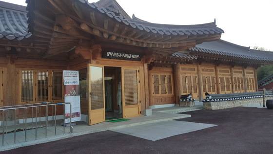 지난 4월 경기도 평택시 포승읍 수도사에 들어선 깨달음체험관 전경. 최모란 기자