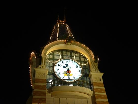 어린 시절 늘 차고 다녔던 미키 마우스 시계는 디즈니랜드 어디에서나 쉽게 발견할 수 있다. [사진 윤소진]