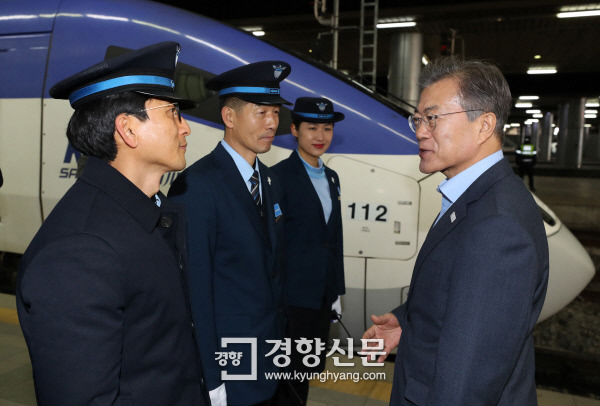 문재인 대통령이 19일 서울역에 정차 중인 대통령 전용열차 앞에서 열차 기관사, 승무원들과 인사하고 있다. 청와대사진기자단