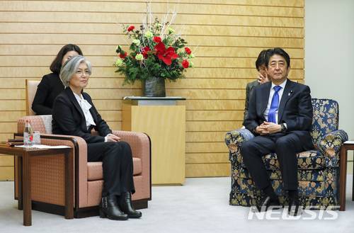 【도쿄=AP/뉴시스】강경화 외교부 장관(왼쪽)이 19일 일본 도쿄 총리관저에서 아베 신조 총리와 나란히 앉아 있다. 2017.12. 19