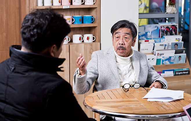 12월12일 감성마을 안에 있는 카페에서 이외수 작가가 시사저널과 인터뷰하고 있다. © 시사저널 최준필