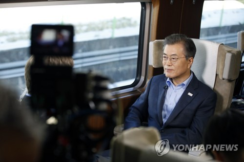 문재인 대통령, NBC 인터뷰 (서울=연합뉴스) 문재인 대통령이 19일 오후 대통령 전용고속열차인 '트레인 원' 내에서 미국 측 평창동계올림픽 주관 방송사인 NBC와 인터뷰를 하고 있다. 2017.12.19 [청와대 제공=연합뉴스]      photo@yna.co.kr
