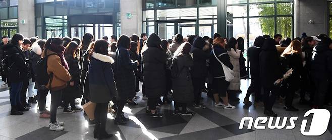 19일 오후 그룹 샤이니 종현(본명 김종현, 향년 27세)의 빈소가 서울 풍납동 아산병원 장례식장에 마련됐다. 장례식장을 찾은 팬들이 조문하기위해 줄지어 서 있다. 한편 종현은 지난 18일 서울 청담동의 한 레지던스에서 쓰러진 채 발견, 인근 대학병원으로 이송됐지만 사망 판정을 받았다. 발인은 오는 21일 9시, 장지는 미정이다. 2017.12.19/뉴스1 © News1 임세영 기자