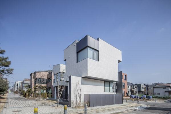 라임스톤을 사용하여 건축된 판교의 주택. /제이아키브