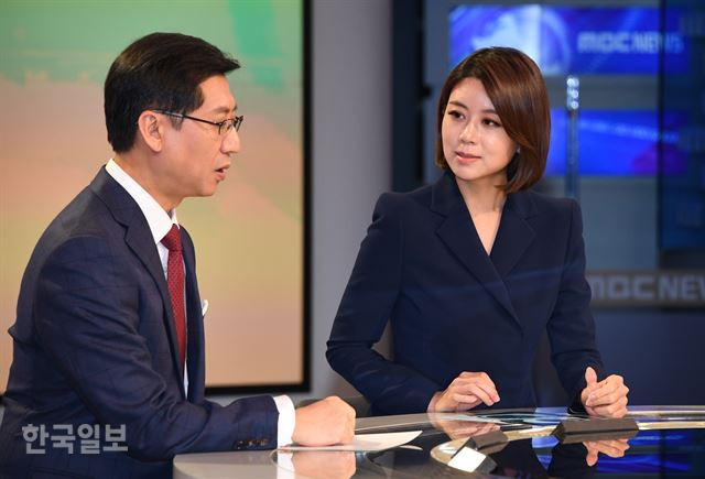 MBC ‘뉴스데스크’ 박성호 손정은 새 앵커는 “공정 방송을 하지 못한 지난날에 대해 당장 용서해 달라는 것이 아니다”라며 “반성의 마음을 가지고 시청자에게 천천히 다가갈 것”이라고 말했다. 오대근기자 inliner@hankookilbo.com