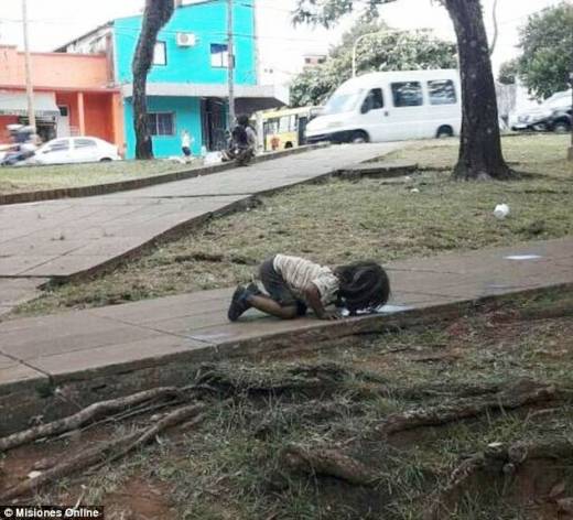 폭염 속 웅덩이 물 마시는 구걸 소녀…아르헨, 분노와 충격