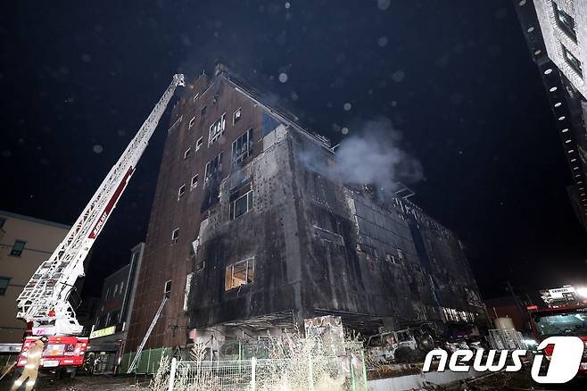 21일 오후 3시53분쯤 충북 제천시 하소동의 한 8층짜리 스포츠센터에서 불이 나 소방당국이 수색 작업을 벌이고 있다.  오후 9시 현재 28명이 숨지고 26명이 부상했다. 2017.12.21/뉴스1 © News1 김용빈 기자