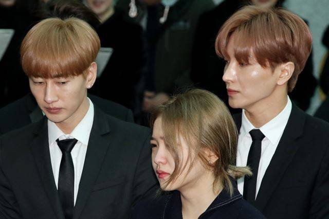 21일 오전 서울 송파구 서울아산병원 장례식장에서 엄수된 그룹 샤이니의 멤버 종현의 발인에 참석한 슈퍼주니어 은혁(왼쪽부터), 레드벨벳 예리, 이특이 고인을 향해 마지막 인사를 하고있다.연합뉴스