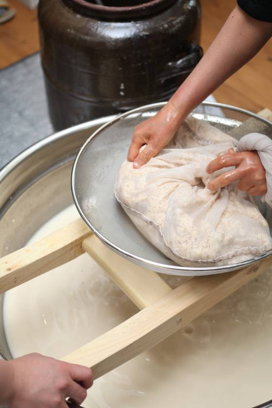 탁주 내리는 과정. 장진영 기자