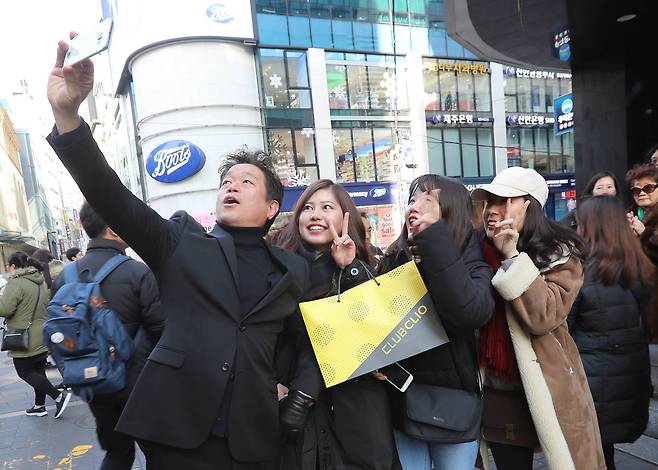 기념사진을 원하면 노래 하면서도 사진을 찍어 준다. 신인섭 기자