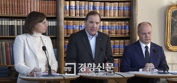 스테판 뢰벤 총리가 17일(현지시간) 이사벨라 뢰빈 부총리, 모건 요한슨 사법부장관과 함께 기자회견을 열고 명시적 동의가 없는 성관계를 강간으로 규정하는 개정 법률안에 대해 설명하고 있다. SVT 홈페이지 캡처 .