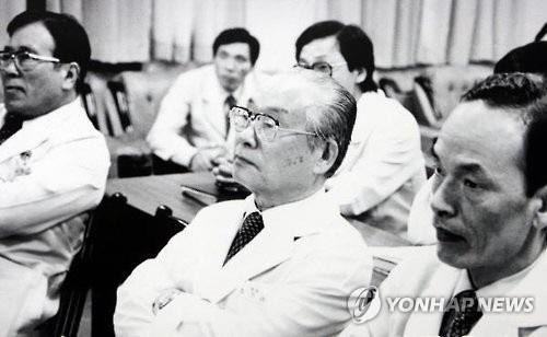 백병원 회의에 참석 중인 장기려
