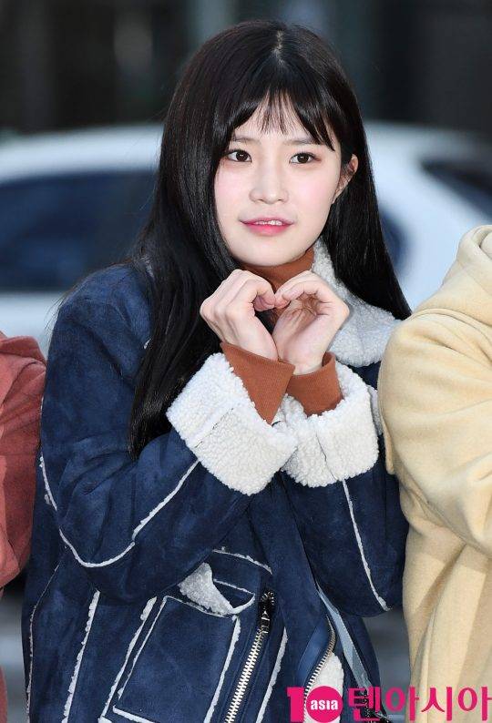 그룹 프로미스나인 송하영이 22일 오전 서울 여의도 KBS 신관 공개홀에서 열린 KBS2 ‘뮤직뱅크'(뮤뱅) 리허설을 하기 위해 방송국에 참석하고 있다.