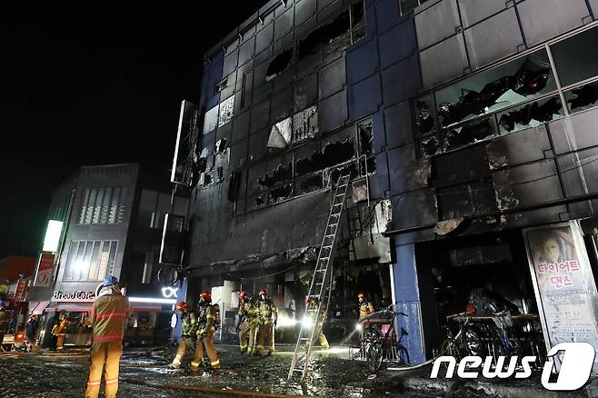 21일 오후 3시53분쯤 충북 제천시 하소동의 한 8층짜리 사우나 건물에서 불이 났다. 소방대원이 건물 수색을 위해 현장으로 들어서고 있다.2017.12.21/뉴스1 © News1 김용빈 기자
