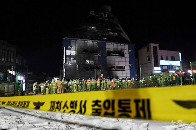 21일 오후 대형 화재사고가 발생한 충북 제천시 하소동 한 스포츠센터 화재현장이 출입통제 되고 있다. 충북 소방본부는 오후 9시 30분 현재 화재로 인한 사망자는 29명, 부상자는 26명으로 집계됐다고 밝혔다. (사진=황진환 기자)